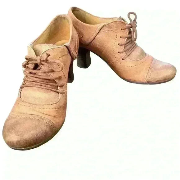 Gold Button Brown Leather Victorian Heels  Pumps - Picture 4 of 14